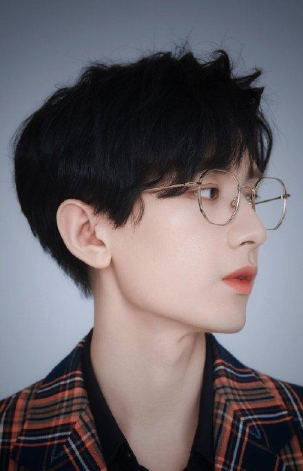 当成毅戴上眼镜,呆萌小学生秒变斯文败类