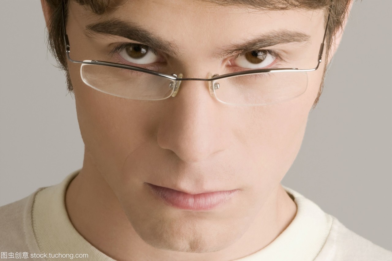 一个戴眼镜的年轻人的画像