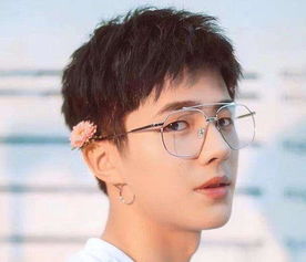 众男神戴眼镜 肖战变化大，他却让网友直呼'心动的感觉'