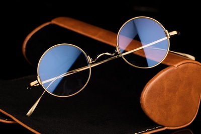 眼镜的魅力 影像中的时尚与科技