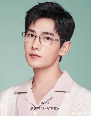 杨洋眼镜杀 荧幕内外的儒雅风采