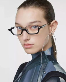 哥哥们，请用眼镜“杀”我——论眼镜的魅力与符号学